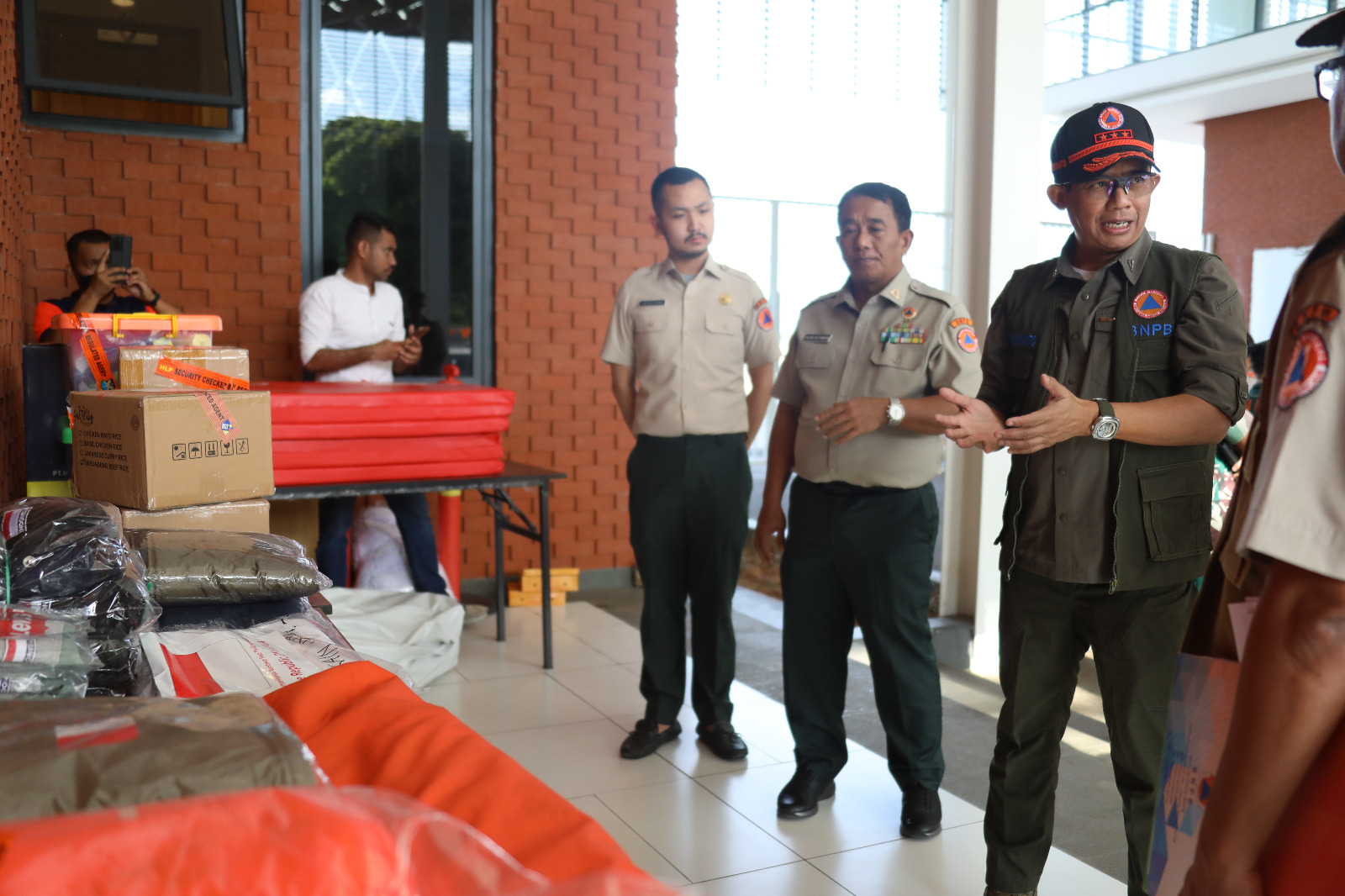 Kepala BNPB Letjen TNI Suharyanto berdiksusi saat meninjau logistik bantuan kemanusiaan Indonesia tahap 3 untuk Turkiye dan Suriah di Lanud Halim Perdanakusumah Jakarta, pada Senin (20/2).